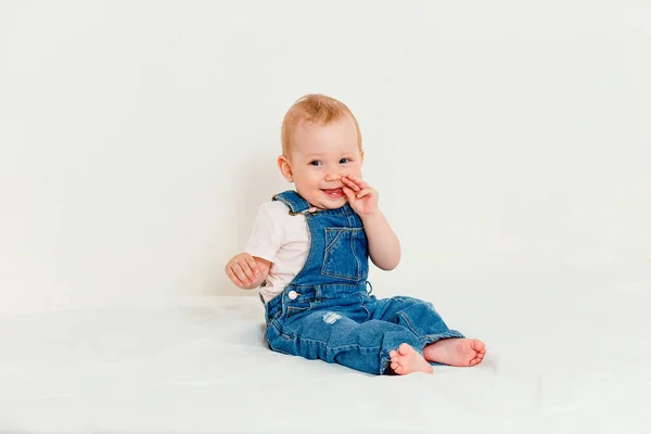 Милая Маленькая Девочка Джинсах Полу Целом Белом Фоне — стоковое фото
