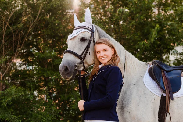 Retrato Uma Adolescente Lado Cavalo Branco Uma Luz Pôr Sol — Fotografia de Stock