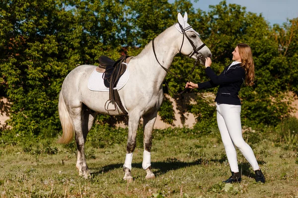 Menina Cavaleiro Cursos Bonito Branco Cavalo Verão — Fotografia de Stock