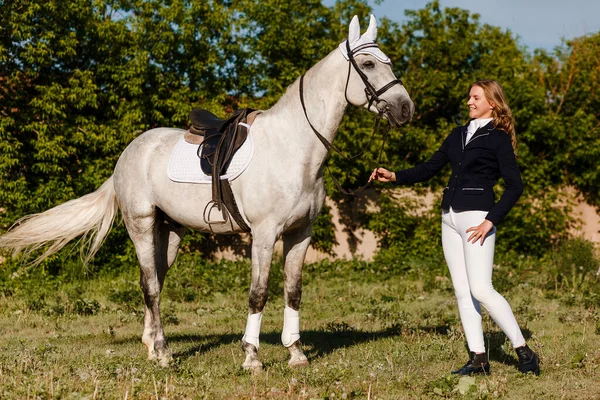 Krásný Bílý Kůň Dospívající Dívka Venku — Stock fotografie