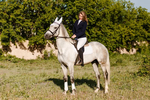 Menina Adolescente Senta Belo Cavalo Branco Desporto Equestre — Fotografia de Stock