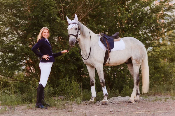 Beautiful Girl Teen Holds Bridle Beautiful White Horse Outdoors — Stock Photo, Image