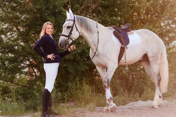 15歳のティーン女の子で黒ブーツとサラブレッド白い馬屋外 — ストック写真