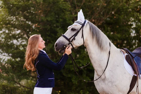 Menina Uma Adolescente Cavalo Olhando Para Outro Livre Animais Riem — Fotografia de Stock