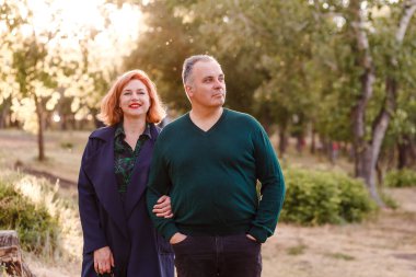 Anne ve kız, sarıl, kontur ışığı, gün batımı ışığı, güneş ışığı, mutlu anne, yaz