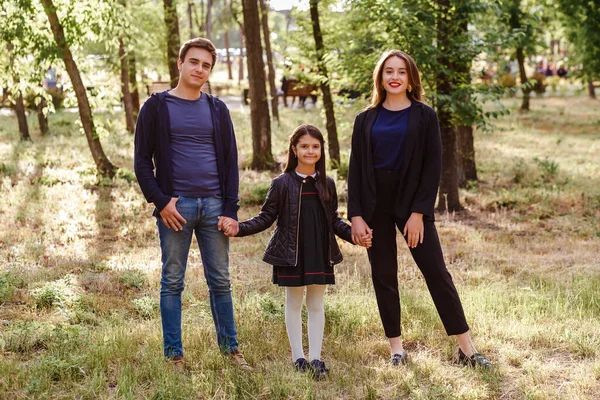 Tre Barn Håller Hand Promenad Parken Sommaren — Stockfoto