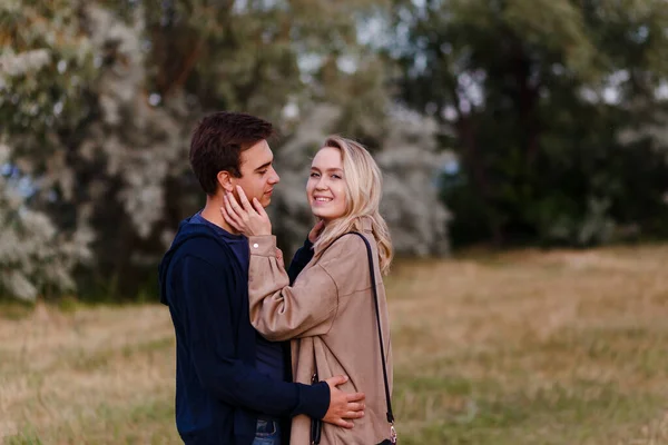 Sonriente Chica Abraza Novio Verano Sobre Fondo Natural — Foto de Stock