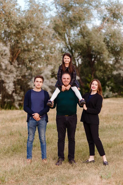 Glad Man Med Tre Barn Familj Fyra Personer Sommaren Parken — Stockfoto