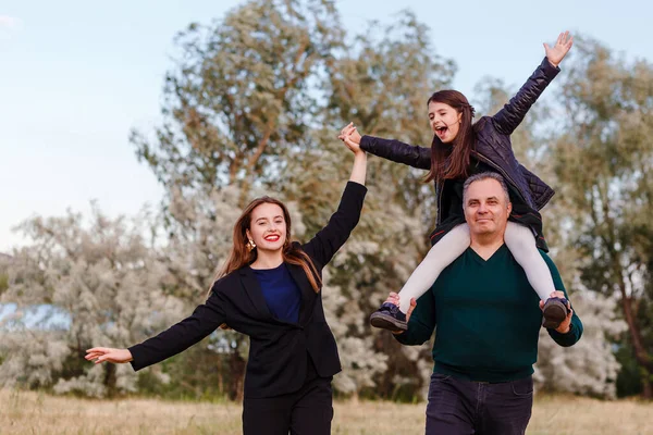 Lycklig Far Och Två Glada Döttrar Sommaren Promenad — Stockfoto