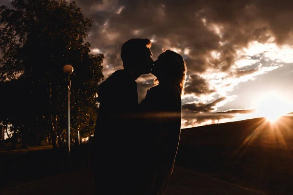 Silhouette Kissing Couple Sunset Love — Stock Photo, Image