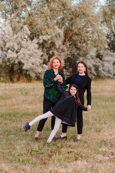 Lycklig Mor Och Två Döttrar Sommaren Promenad — Stockfoto