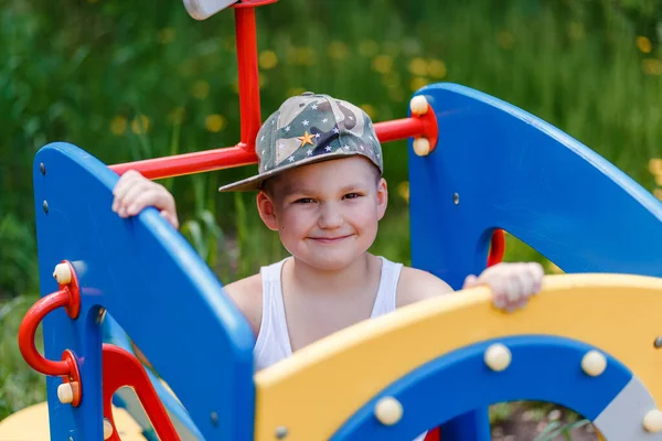 Мальчик Зеленой Летней Кепке Детской Площадке Траве — стоковое фото