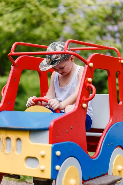 Bebek yazın açık havada bir daktilonun içinde oturuyor.