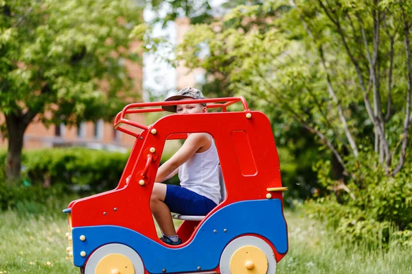 Parkta Çocukların Ahşap Sallanan Makinesi Çocuk Dışarıda Oyun Oynuyor — Stok fotoğraf