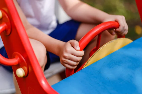 Bébé Tourne Volant Rouge Fer Sur Voiture Des Enfants Près — Photo