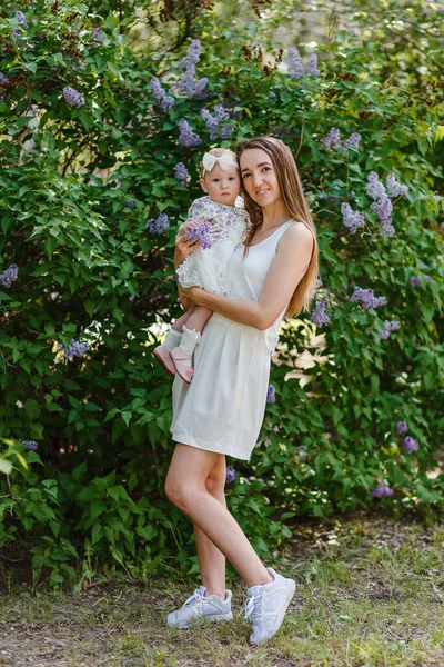Smukła Piękna Młoda Matka Trzyma Ramionach Dziewczynkę Białej Sukience Pełnym — Zdjęcie stockowe