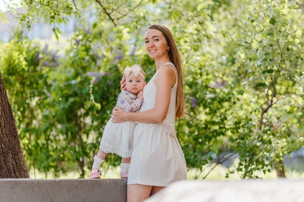 Jovem Mulher Com Cabelos Longos Bebê Menina Vestido Verão Branco — Fotografia de Stock