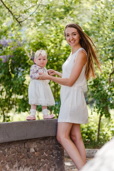 Leende Vacker Mamma Vitt Och Liten Flicka Sommar Parken Tittar — Stockfoto