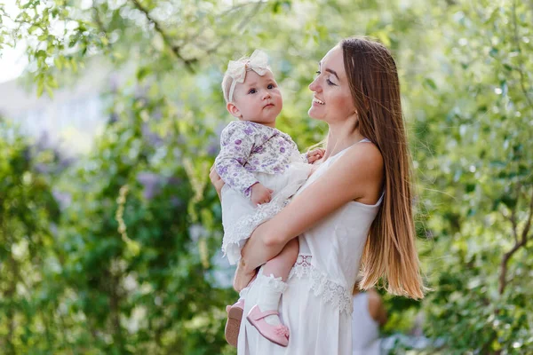 Kvinna Med Långt Hår Tittar Baby Flicka Blury Naturlig Bakgrund — Stockfoto