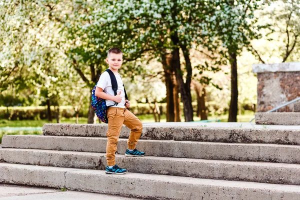First Grader Boy Backpack His Back Walks Steps School Outdoors — Stock Photo, Image