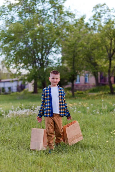 Улыбающийся Семилетний Мальчик Бумажными Мешками Отказ Пластика — стоковое фото