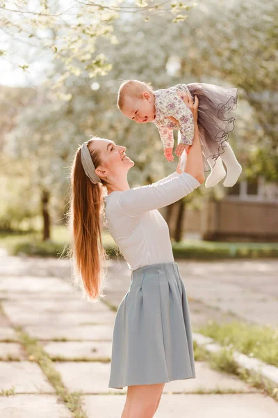 Ung Mamma Leker Med Liten Flicka Utomhus Sommaren Mor Och — Stockfoto