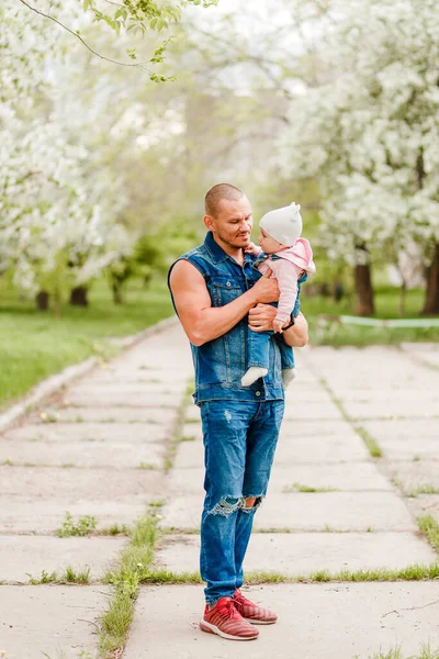 Korthårig Brutal Man Trasiga Jeans Håller Flickan Sina Armar Och — Stockfoto