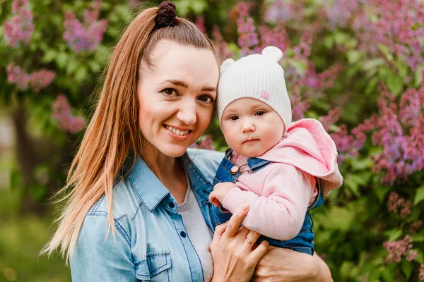 Porträtt Leende Ung Kvinna Med Ett Barn Famnen Nära Utomhus — Stockfoto