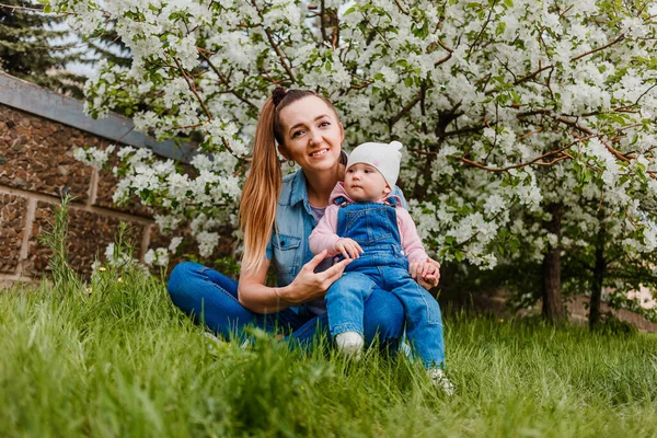 Vacker Kvinna Och Barn Denim Klänning Sitta Grönt Gräs Sommaren — Stockfoto