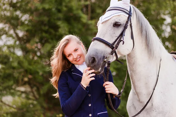Patnáctileté Dospívající Dívka Krásný Bílý Kůň Zavřít Přirozeném Pozadí — Stock fotografie