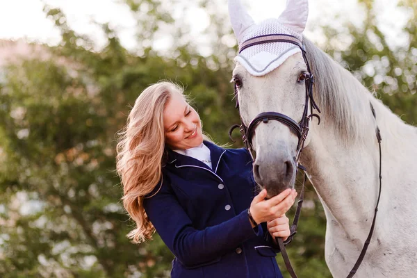 Adolescente Sorridente Olha Para Cavalo Equestre — Fotografia de Stock