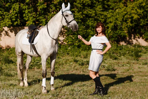 Krásný Bílý Kůň Sedlem Žena Bílých Letních Šatech — Stock fotografie