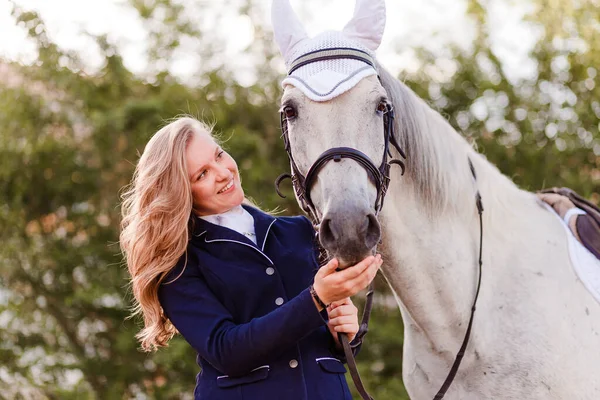 Teenage Girl Smacks Horse Snout Natural Background — Stock Photo, Image