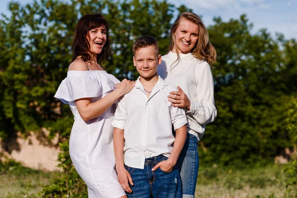 Glad Familj Tre Mamma Och Två Tonårsbarn Solskenet Sommaren — Stockfoto