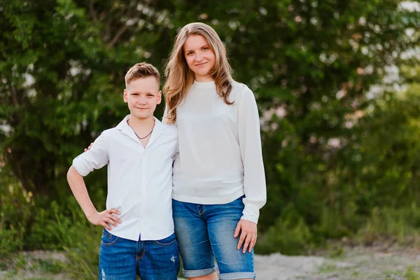 Irmão Irmã Adolescentes Camisas Brancas Abraçar Fundo Natural Verão — Fotografia de Stock