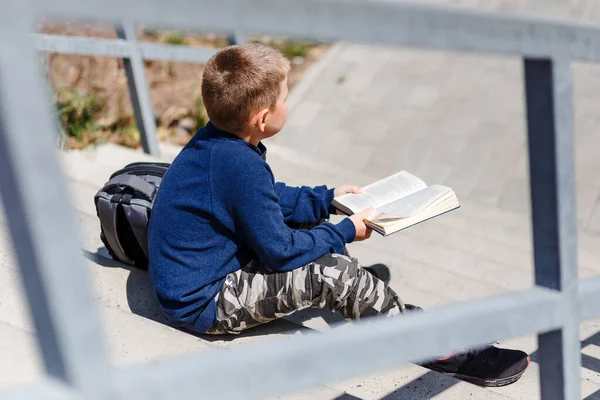 Ragazzo Scolaro Siede Sui Gradini Legge Libro Outdoos — Foto Stock