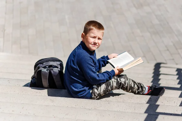 Elinde Kitap Sırt Çantası Olan Bir Okul Çocuğu — Stok fotoğraf