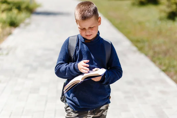 Bambino Otto Anni Con Libro Mano Uno Zaino Sulla Schiena — Foto Stock