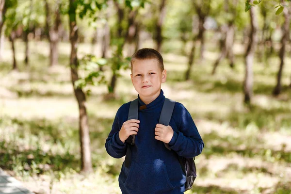 Милый Европейский Мальчик Большим Рюкзаком Спине Размытом Естественном Фоне — стоковое фото