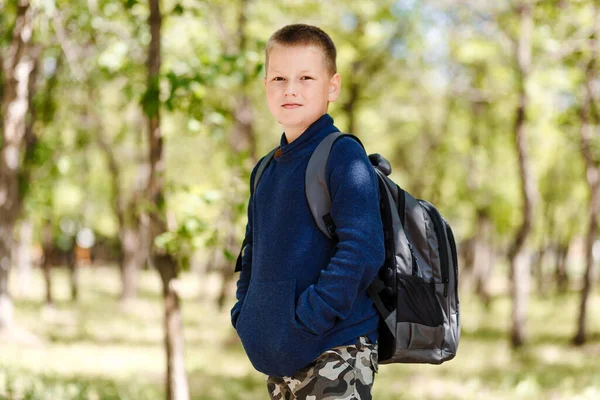 Восьмирічний Короткошерстий Хлопчик Синьому Светрі Рюкзаком Спині Відкритому Повітрі — стокове фото
