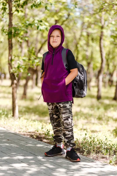 Восьмилетний Школьник Рюкзаком Спине Полной Высоте Открытом Воздухе — стоковое фото