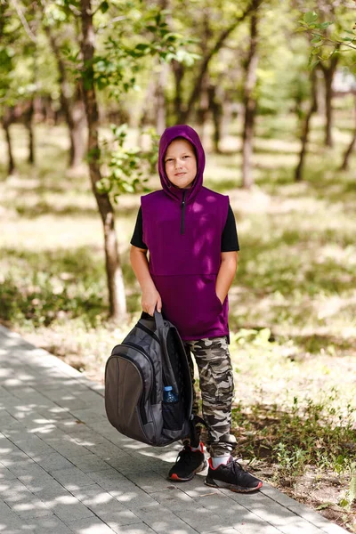 Восьмилетний Школьник Капюшоне Рюкзаке Полноразмерных Руках Открытом Воздухе — стоковое фото