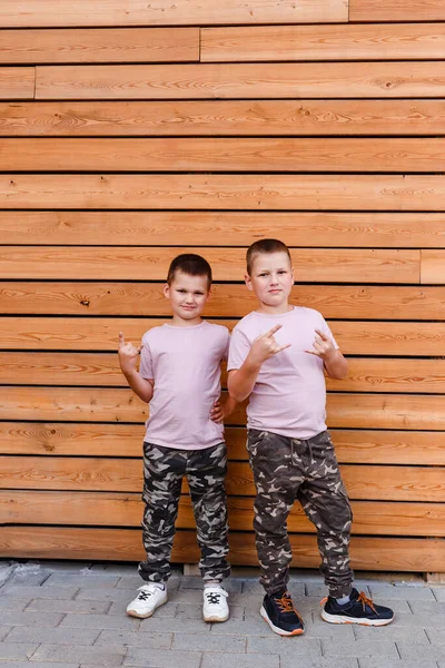 Два Мальчика Одной Одежде Улице — стоковое фото