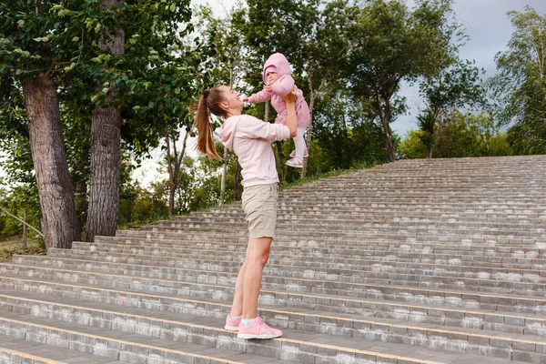 Una Mujer Joven Cría Una Niña Año Verano Rosa Aire —  Fotos de Stock