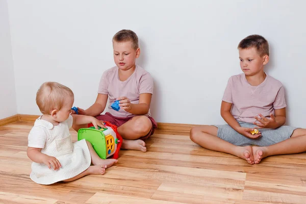 Crianças Felizes Jogar Casa Três Crianças Sentadas Chão — Fotografia de Stock