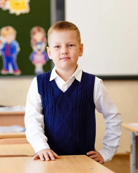 Menino Primeiro Ano Uniforme Escolar Senta Mesa Escola — Fotografia de Stock