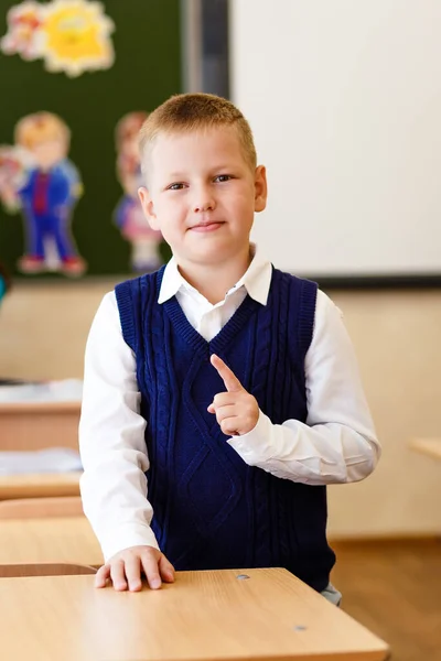 Short Haired Eight Year Old Handsome Schoolboy Stands Class School — Stock Photo, Image