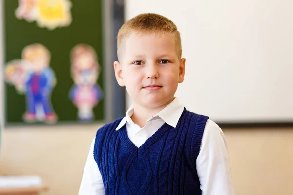 Kısa Saçlı Okul Çocuğu Sınıfta Gömlek Yelek Giyiyor — Stok fotoğraf