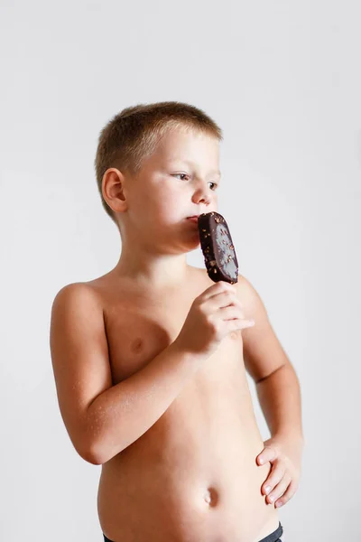 Niño Ocho Años Con Torso Desnudo Lame Helado Chocolate Sobre —  Fotos de Stock