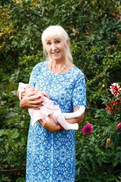 Beautiful Blond Elderly Woman Holds Baby Girl Her Arms Outdoors — Stock Photo, Image